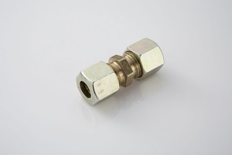 Соединитель прямой 10x10 пластиковых трубок с гайками PE AUTOMOTIVE 076.002-00A (фото 1)